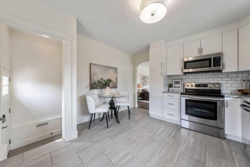 711 14A Street Se, Calgary, AB - Indoor Photo Showing Kitchen