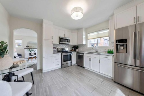 711 14A Street Se, Calgary, AB - Indoor Photo Showing Kitchen