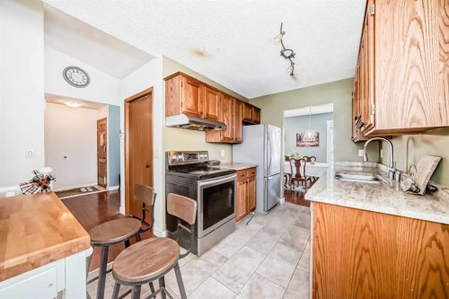 216 Hawkwood Boulevard Nw, Calgary, AB - Indoor Photo Showing Kitchen