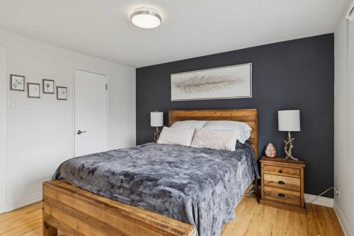 4412 Amiens Road Sw, Calgary, AB - Indoor Photo Showing Bedroom