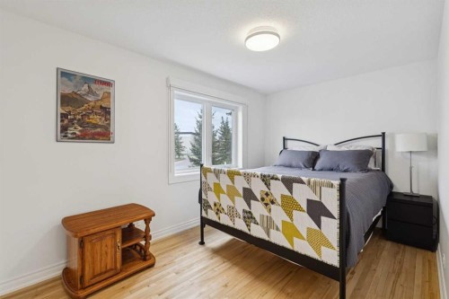 4412 Amiens Road Sw, Calgary, AB - Indoor Photo Showing Bedroom