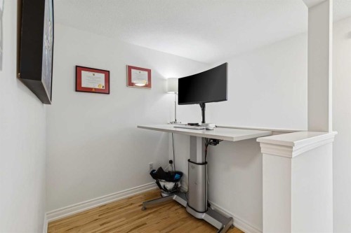 4412 Amiens Road Sw, Calgary, AB - Indoor Photo Showing Other Room