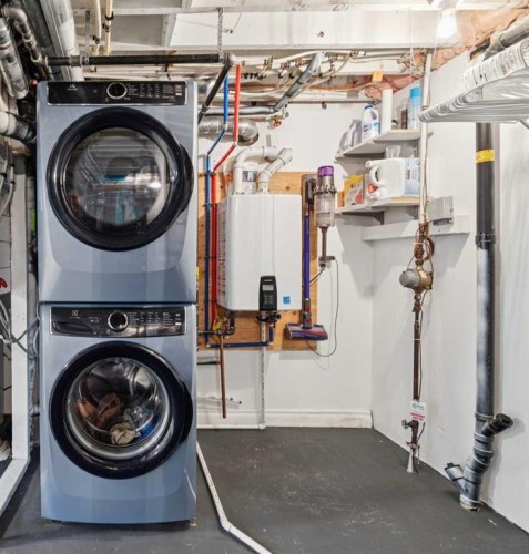 4412 Amiens Road Sw, Calgary, AB - Indoor Photo Showing Laundry Room