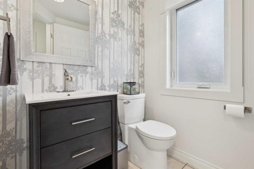 4412 Amiens Road Sw, Calgary, AB - Indoor Photo Showing Bathroom