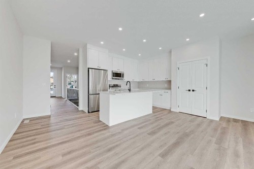 117 5 Avenue Se, High River, AB - Indoor Photo Showing Kitchen With Upgraded Kitchen