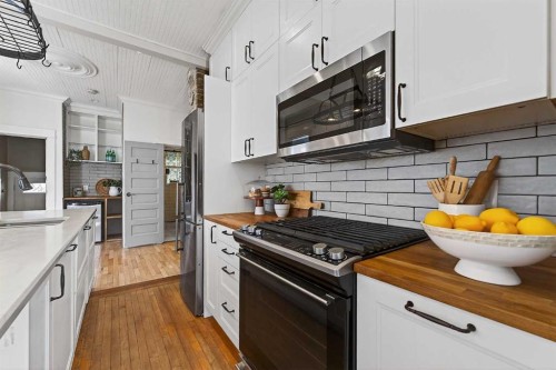 1815 4 Street Nw, Calgary, AB - Indoor Photo Showing Kitchen With Upgraded Kitchen