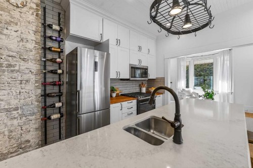 1815 4 Street Nw, Calgary, AB - Indoor Photo Showing Kitchen With Double Sink With Upgraded Kitchen