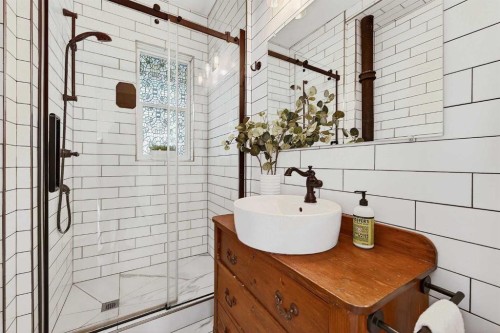 1815 4 Street Nw, Calgary, AB - Indoor Photo Showing Bathroom