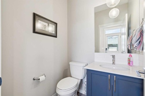 93 Wolf Gate, Okotoks, AB - Indoor Photo Showing Bathroom