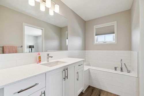 93 Wolf Gate, Okotoks, AB - Indoor Photo Showing Bathroom
