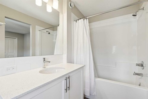 93 Wolf Gate, Okotoks, AB - Indoor Photo Showing Bathroom