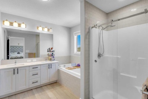 672 Walgrove Boulevard Se, Calgary, AB - Indoor Photo Showing Bathroom
