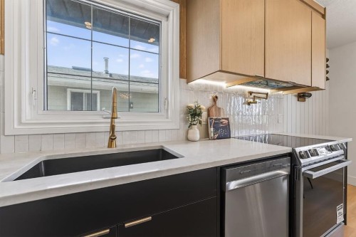 1607 Marlyn Way Ne, Calgary, AB - Indoor Photo Showing Kitchen