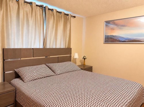 76 Edgewood Drive Nw, Calgary, AB - Indoor Photo Showing Bedroom