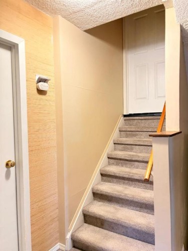 76 Edgewood Drive Nw, Calgary, AB - Indoor Photo Showing Other Room
