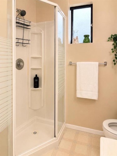 76 Edgewood Drive Nw, Calgary, AB - Indoor Photo Showing Bathroom
