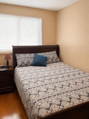 76 Edgewood Drive Nw, Calgary, AB - Indoor Photo Showing Bedroom