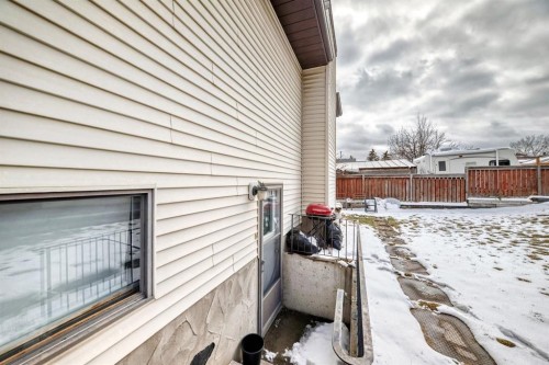 76 Edgewood Drive Nw, Calgary, AB - Outdoor