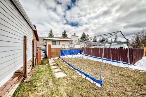 76 Edgewood Drive Nw, Calgary, AB - Outdoor