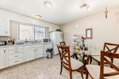 76 Edgewood Drive Nw, Calgary, AB - Indoor Photo Showing Dining Room
