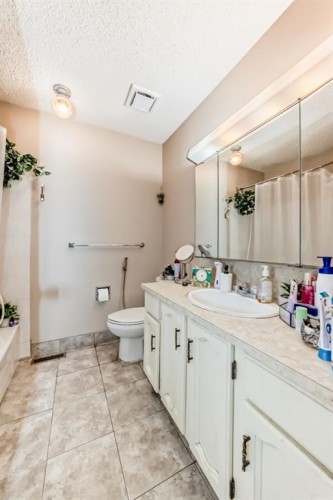 76 Edgewood Drive Nw, Calgary, AB - Indoor Photo Showing Bathroom