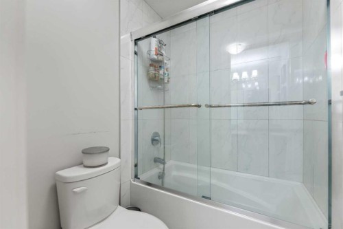 125 Kinniburgh Loop, Chestermere, AB - Indoor Photo Showing Bathroom