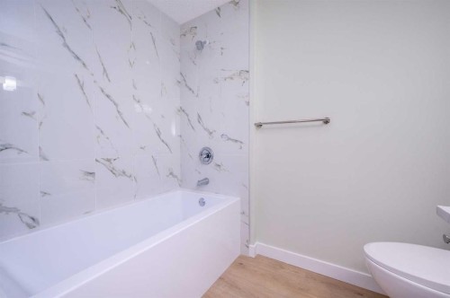 88 Applemont Close Se, Calgary, AB - Indoor Photo Showing Bathroom