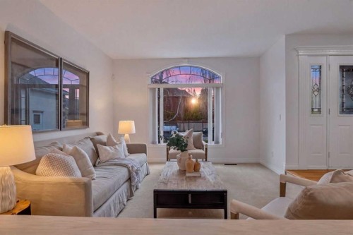 7051 Christie Briar Manor Sw, Calgary, AB - Indoor Photo Showing Living Room