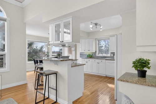7051 Christie Briar Manor Sw, Calgary, AB - Indoor Photo Showing Kitchen