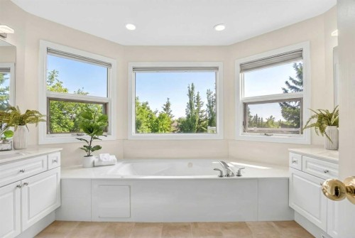 7051 Christie Briar Manor Sw, Calgary, AB - Indoor Photo Showing Bathroom