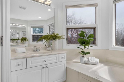 7051 Christie Briar Manor Sw, Calgary, AB - Indoor Photo Showing Bathroom