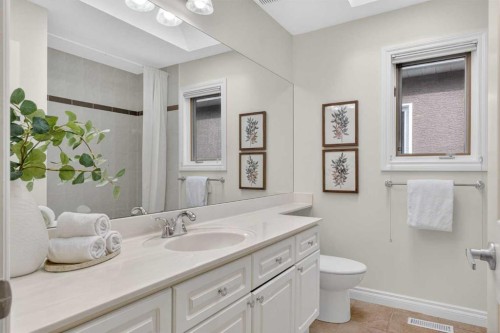 7051 Christie Briar Manor Sw, Calgary, AB - Indoor Photo Showing Bathroom