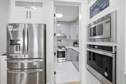 15 Saddlecrest Link Ne, Calgary, AB - Indoor Photo Showing Kitchen With Upgraded Kitchen