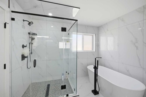 15 Saddlecrest Link Ne, Calgary, AB - Indoor Photo Showing Bathroom