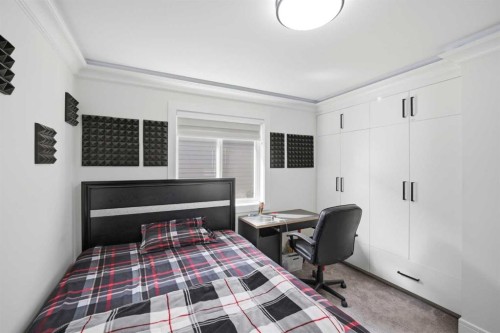 15 Saddlecrest Link Ne, Calgary, AB - Indoor Photo Showing Bedroom
