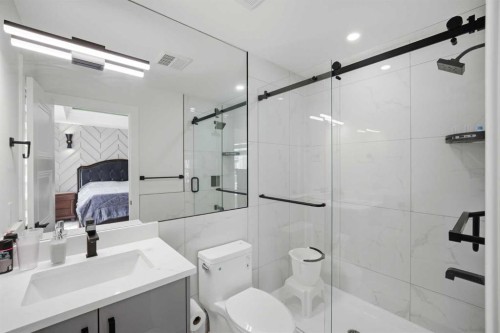 15 Saddlecrest Link Ne, Calgary, AB - Indoor Photo Showing Bathroom