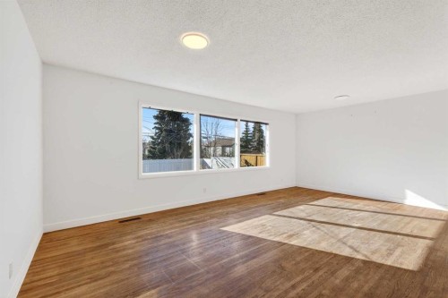 16 Heston Street Nw, Calgary, AB - Indoor