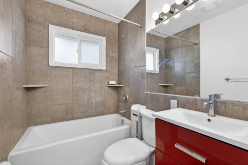 16 Heston Street Nw, Calgary, AB - Indoor Photo Showing Bathroom