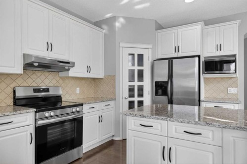 71 Springborough Green Sw, Calgary, AB - Indoor Photo Showing Kitchen With Upgraded Kitchen