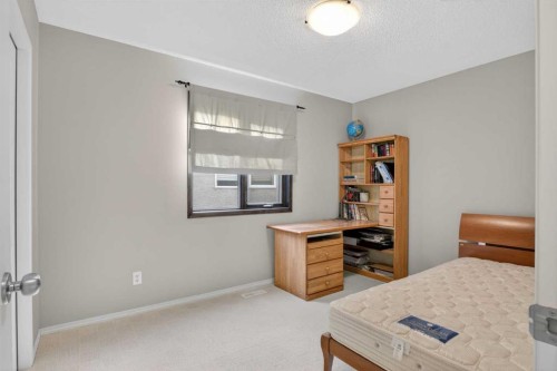 71 Springborough Green Sw, Calgary, AB - Indoor Photo Showing Bedroom