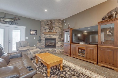33550 Range Road 23, Rural Mountain View County, AB - Indoor Photo Showing Living Room With Fireplace