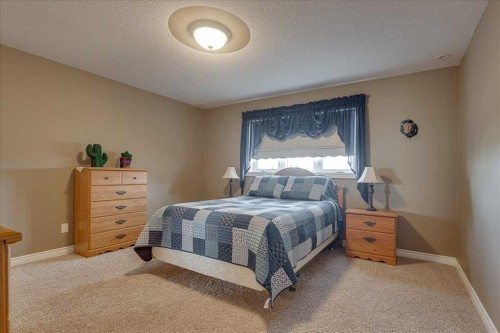 33550 Range Road 23, Rural Mountain View County, AB - Indoor Photo Showing Bedroom