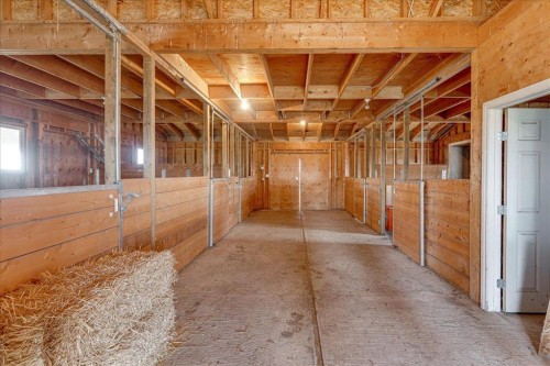 33550 Range Road 23, Rural Mountain View County, AB - Indoor