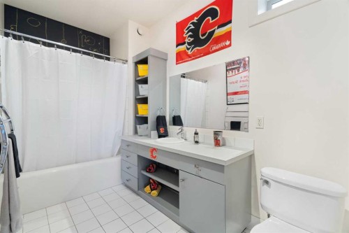 1308 21 Avenue Nw, Calgary, AB - Indoor Photo Showing Bathroom