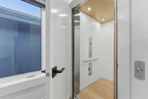 631 55 Avenue Sw, Calgary, AB - Indoor Photo Showing Bathroom