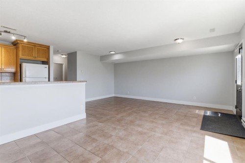 207-323 Fourth Avenue, Strathmore, AB - Indoor Photo Showing Kitchen