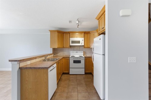 207-323 Fourth Avenue, Strathmore, AB - Indoor Photo Showing Kitchen With Double Sink