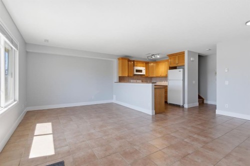 207-323 Fourth Avenue, Strathmore, AB - Indoor Photo Showing Kitchen