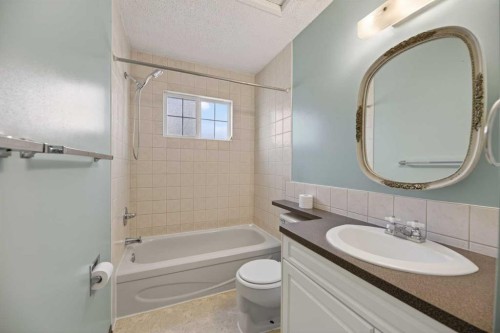 11 Westhill Crescent, Didsbury, AB - Indoor Photo Showing Bathroom