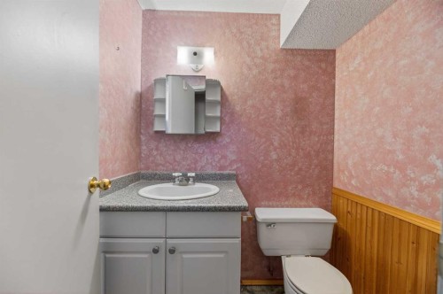11 Westhill Crescent, Didsbury, AB - Indoor Photo Showing Bathroom